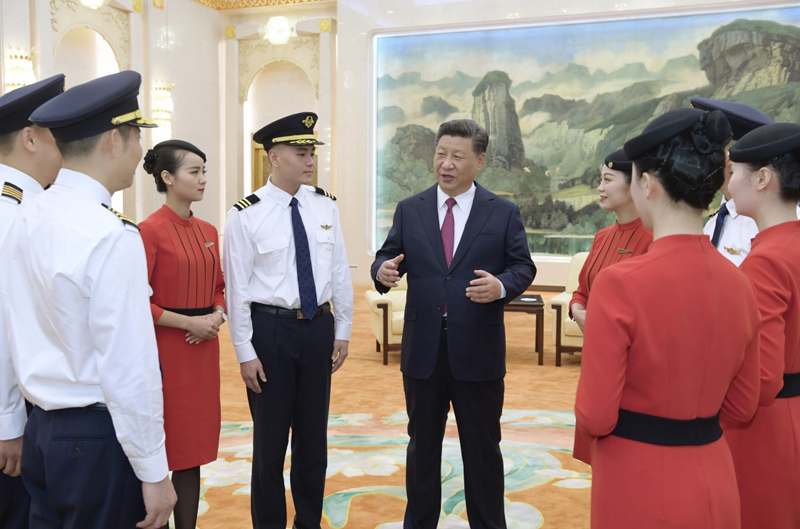 習(xí)近平在會見四川航空“中國民航英雄機組”全體成員時強調(diào) 學(xué)習(xí)(圖2) 中共中央總書記、國家主席、中央軍委主席習(xí)近平專門邀請四川航空“中國民航英雄機組”全體成員參加慶祝中華人民共和國成立69周年招待會。這是9月30日下午國慶招待會前,習(xí)近平在人民大會堂親切會見他們。