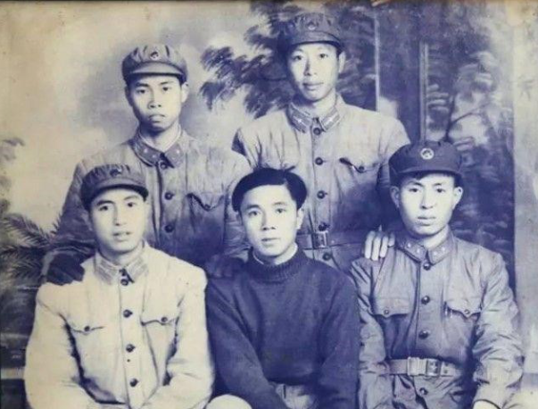 【HEF黨建小課堂100講】第五十三講：被塑造的“完美軍人”？他舍身推開驚馬救下500多人！(圖4)