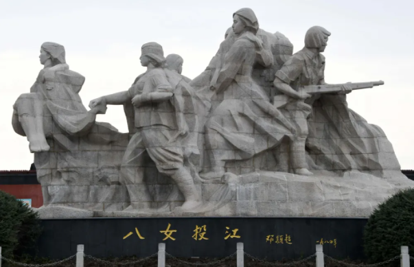 【HEF黨建小課堂100講】第六十講：悲壯！八位女戰士相互攙扶，一步一步走進刺骨的河中……(圖6)