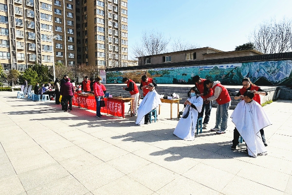 公司團委開展“愛心義剪+義診+便民利民”學雷鋒志愿...